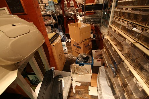 大掃除中でごちゃついたKB店内2階の様子