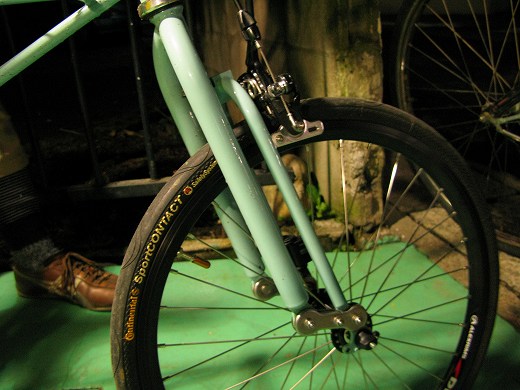 モールトン自転車のフロントフォークとタイヤ周り