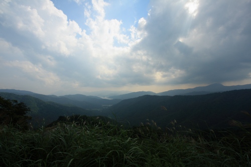 福井県内の峠道から望む山々と遠くに見えるダム湖。