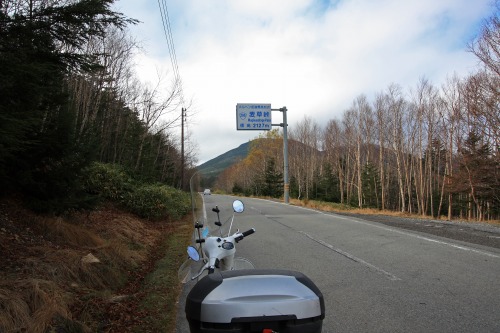 麦草峠の標識とベスパ、標高2127mを示す標識