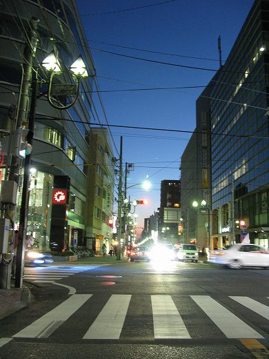 日が暮れた後の柏市内の交差点の様子