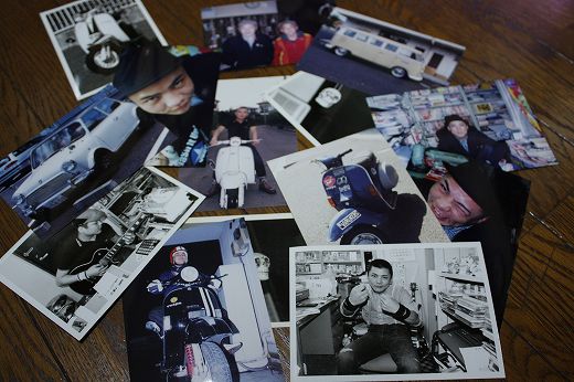 床に散らばる当時のスナップ写真たち
