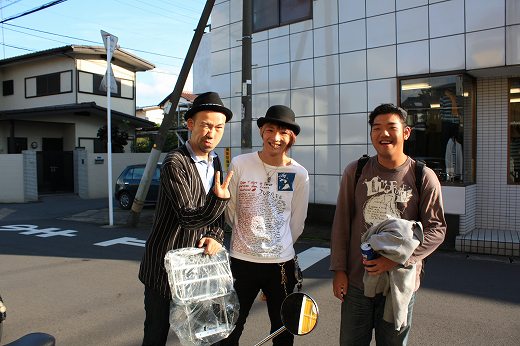 店前で記念撮影するPUNKな3人組