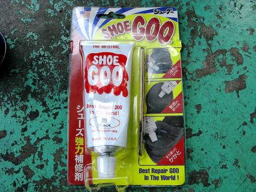 🧴 シューズ補修材「SHOE GOO」のパッケージ写真