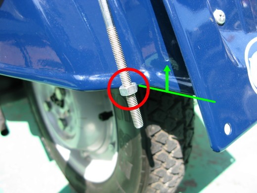 ナット位置を車体下部に調整している様子