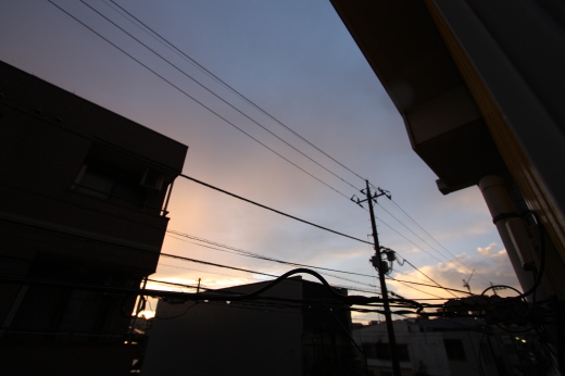虹の反対側に広がる淡い夕焼け空