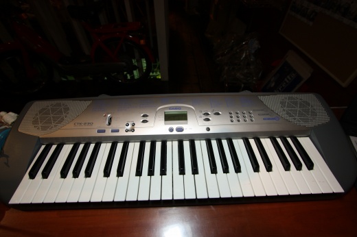 電子キーボードと店内の照明反射