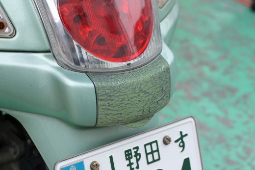 塗装がヒビ割れたテール下カバー