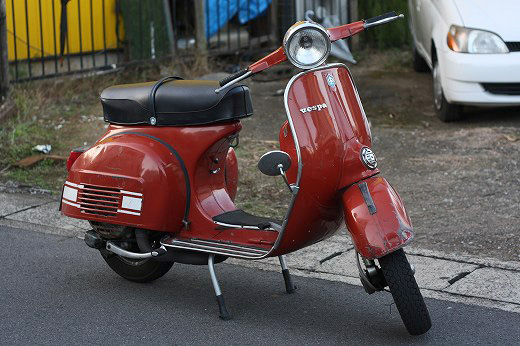 路上に停められた赤いVespa Rally200の全体写真