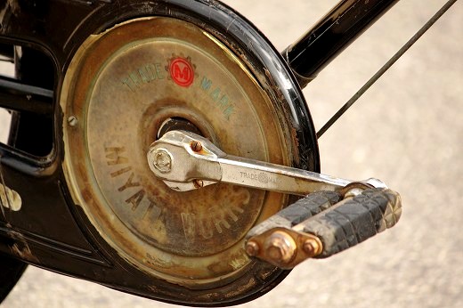 リムにミヤタの刻印が入った錆びた自転車のホイール