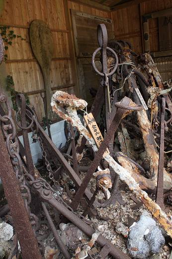 大洗磯前神社に奉納された錆びた碇の数々