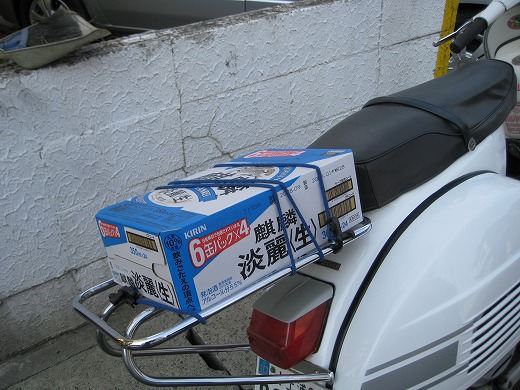 リアキャリアに積載された缶ビール1箱(鉄道マニアからの差し入れ)