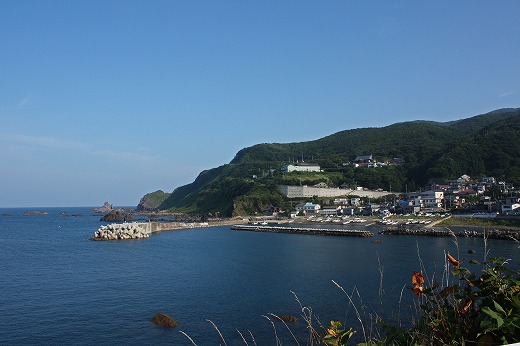 日本海に面した小さな漁村の遠景