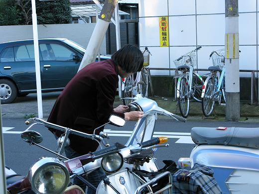作業に苦戦するお客様の後ろ姿