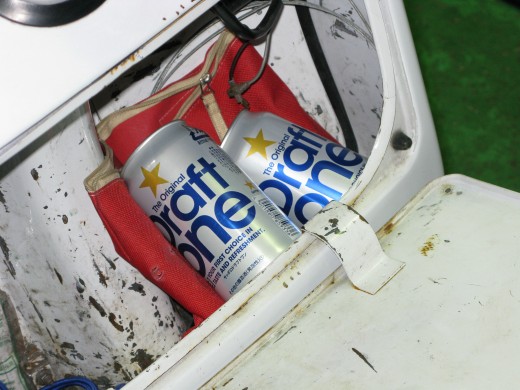 ベスパのボックス内で救出された発泡酒ドラフトワンの缶2本