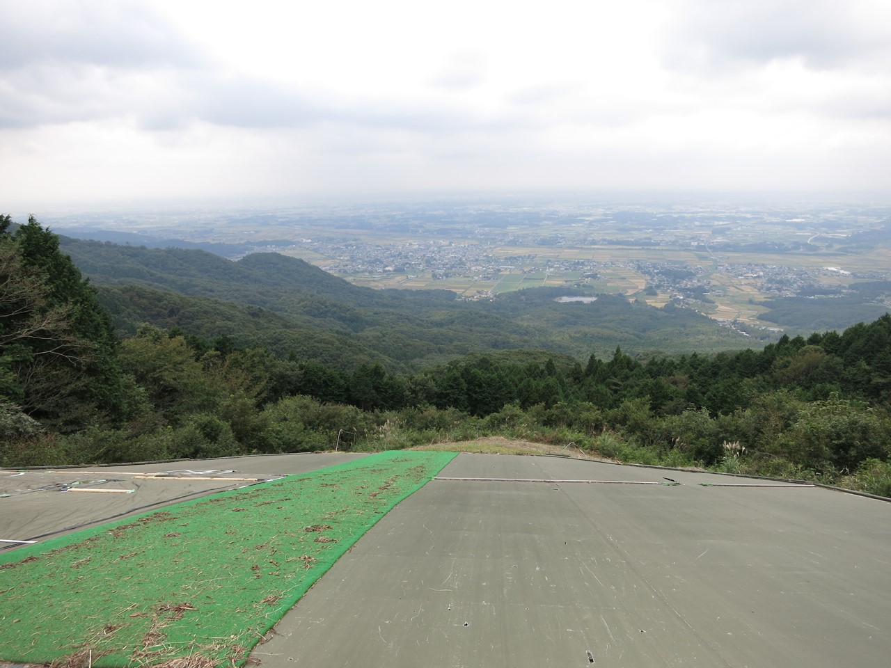 足尾山の滑空台から広がる空と山の風景