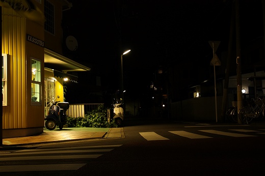 夜のK.B.SCOOTERS前、静寂に包まれた交差点風景