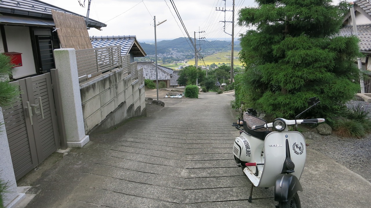 つくば道の急勾配を示す坂道とその景観