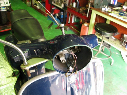 ハンドルを分解してグリスアップする作業中のベスパ