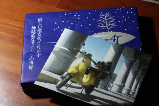北海道土産の箱と、旅先で撮られたベスパの写真