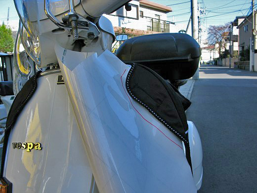 レッグカバーによる擦れ防止の保護シート貼付け