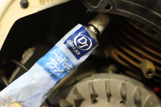 液体ガスケットを塗って排気漏れを防ぐ作業