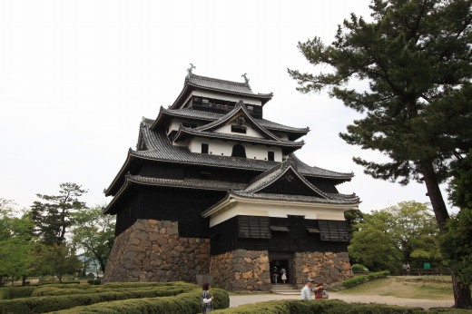 歴史的な佇まいを見せる松江城