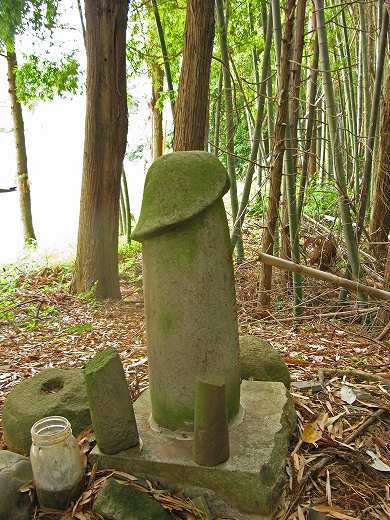 🎍 竹林の中に立つ石棒状の信仰対象物