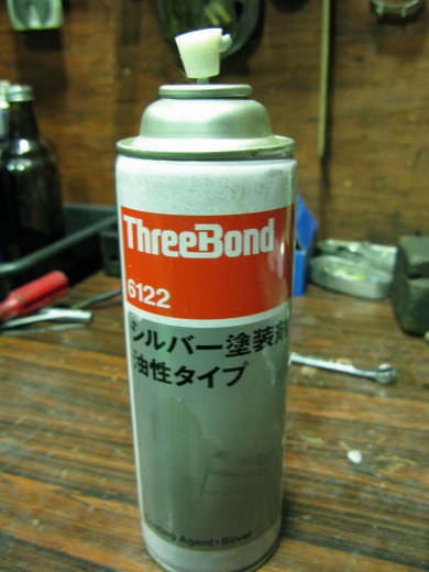 使用したスプレー缶「スリーボンド6122」の写真