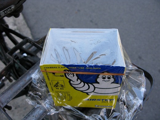 モンシロチョウの蛹が入った透明パックとミシュランの箱
