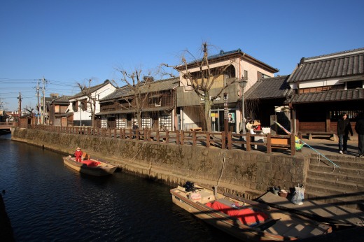 小野川沿いの古い町並みと観光船が浮かぶ佐原の風景