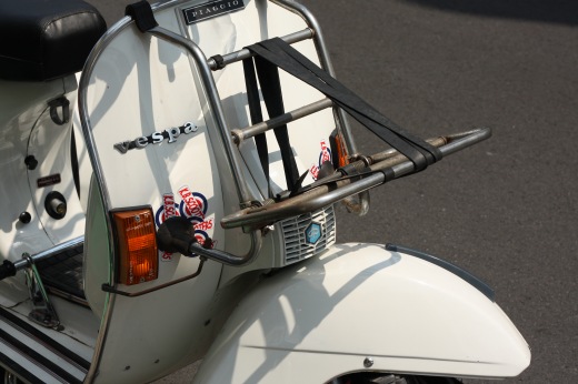 ツーリング準備中の荷物が積まれた白いベスパのリアキャリア