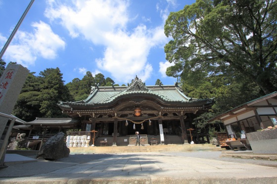 鳥居を抜けた先に立派な本殿が構える筑波山神社