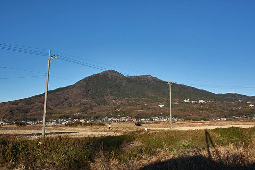 冬の田園風景越しに見える筑波山の全景