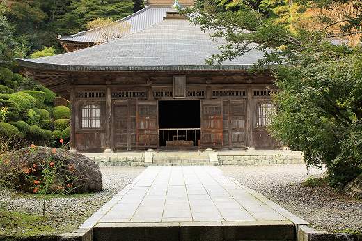 雲厳寺の本堂と整った参道の正面風景