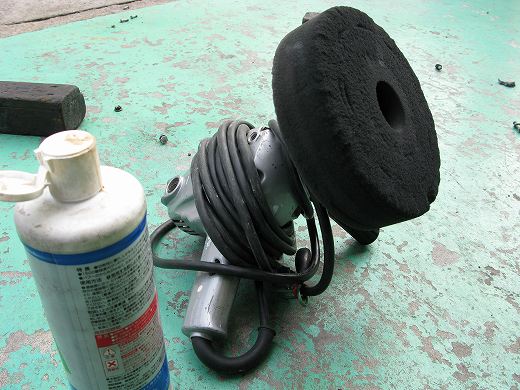 🛠 使用されたポリッシャーとコンパウンドが床に置かれている状態