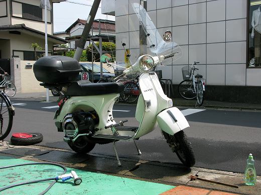 ツーリング前に洗車されたP200Eの全体写真（光が反射するフロントビュー）
