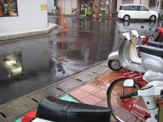 ベスパ店頭前の雨模様の路面と車輌たち
