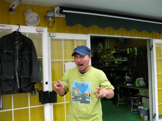 WELLDのKEN-ZYさんが来店時にお店の前でポーズを決めている様子