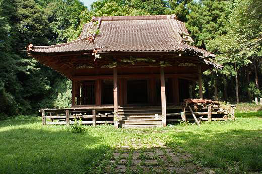 荒れた本堂、草むした境内の中に建つ古寺