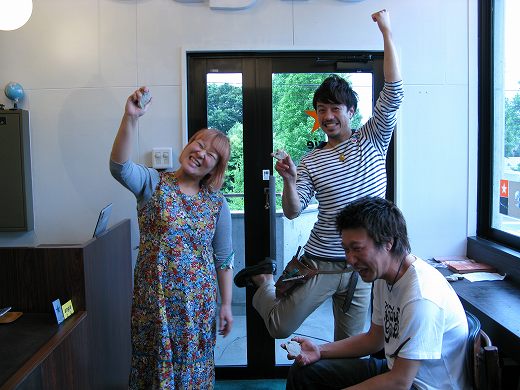 化石を手に喜ぶangieのスタッフたち