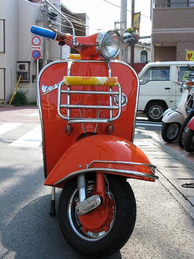 改造されたベスパを正面から撮影した写真。
