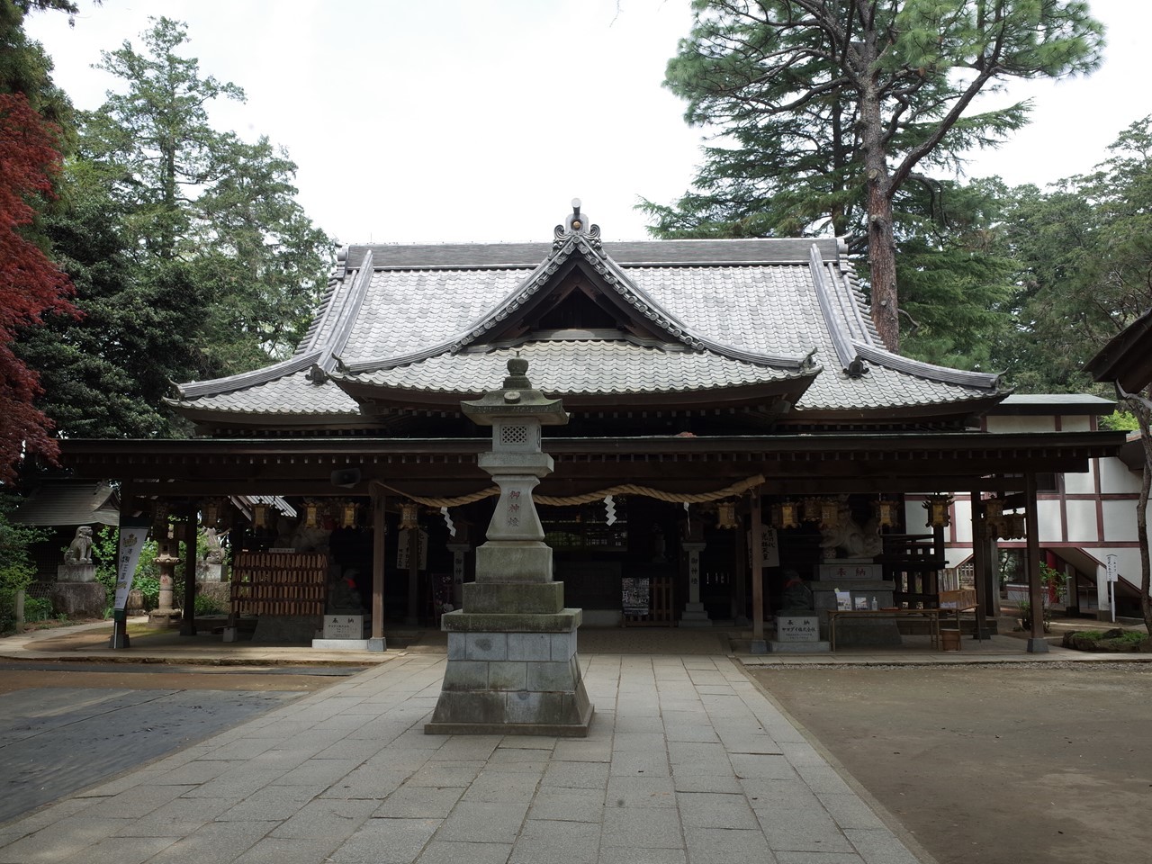 大宝八幡宮の社殿。伝統的な屋根が美しい静かな神社の風景。