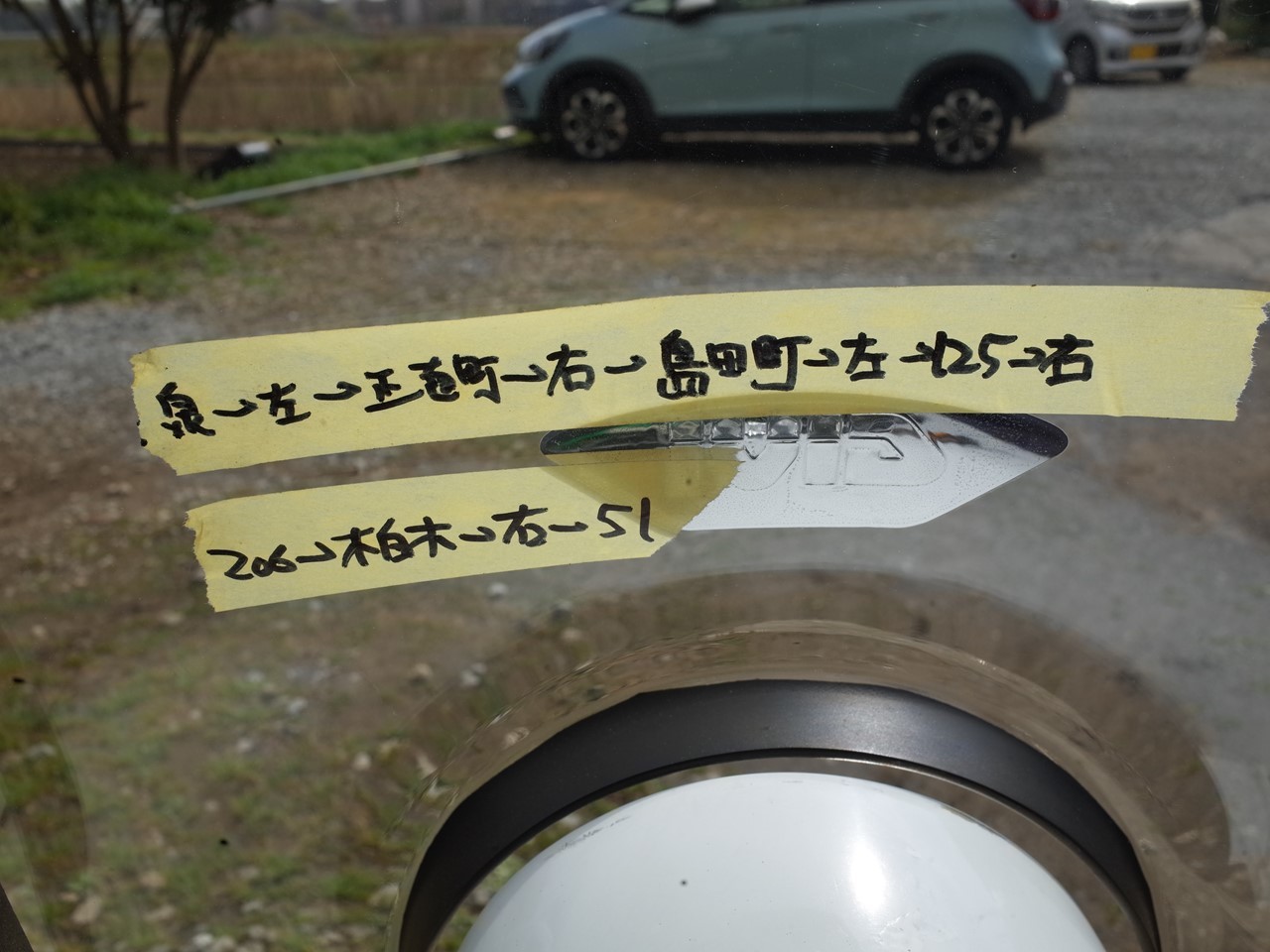 白いベスパの風防に貼られたマスキングテープの手書きナビ
