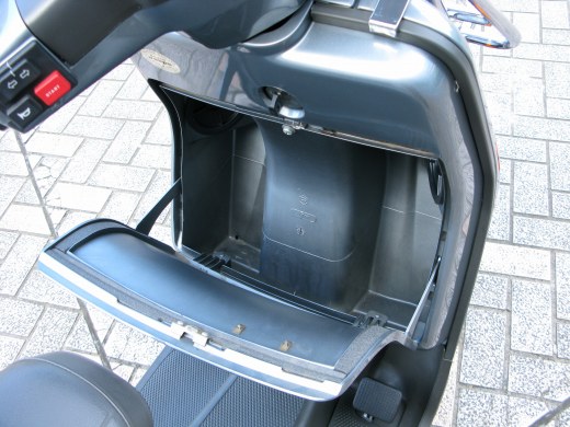 閉じた状態のフロントボックス、COSA2のロゴも見える