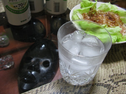 焼酎ロックと引き出物のグラス、レタスのつまみ