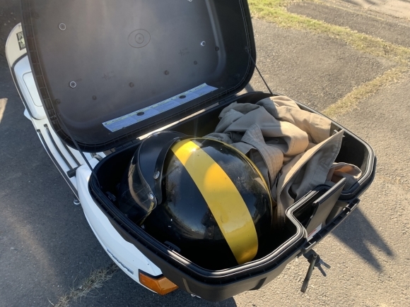 ヘルメットとアウターを収納したケースの中身