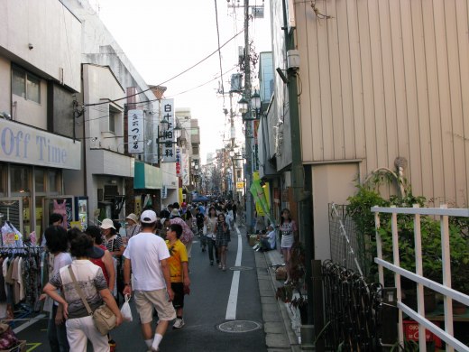 柏祭りでにぎわう通りを歩く人々