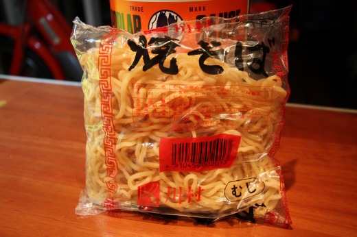 川村製麺の焼きそば（むし）を袋ごと写した写真
