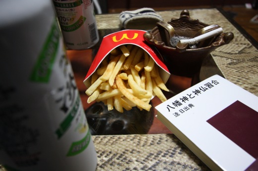 冷えたマックポテトと缶チューハイ、文庫本